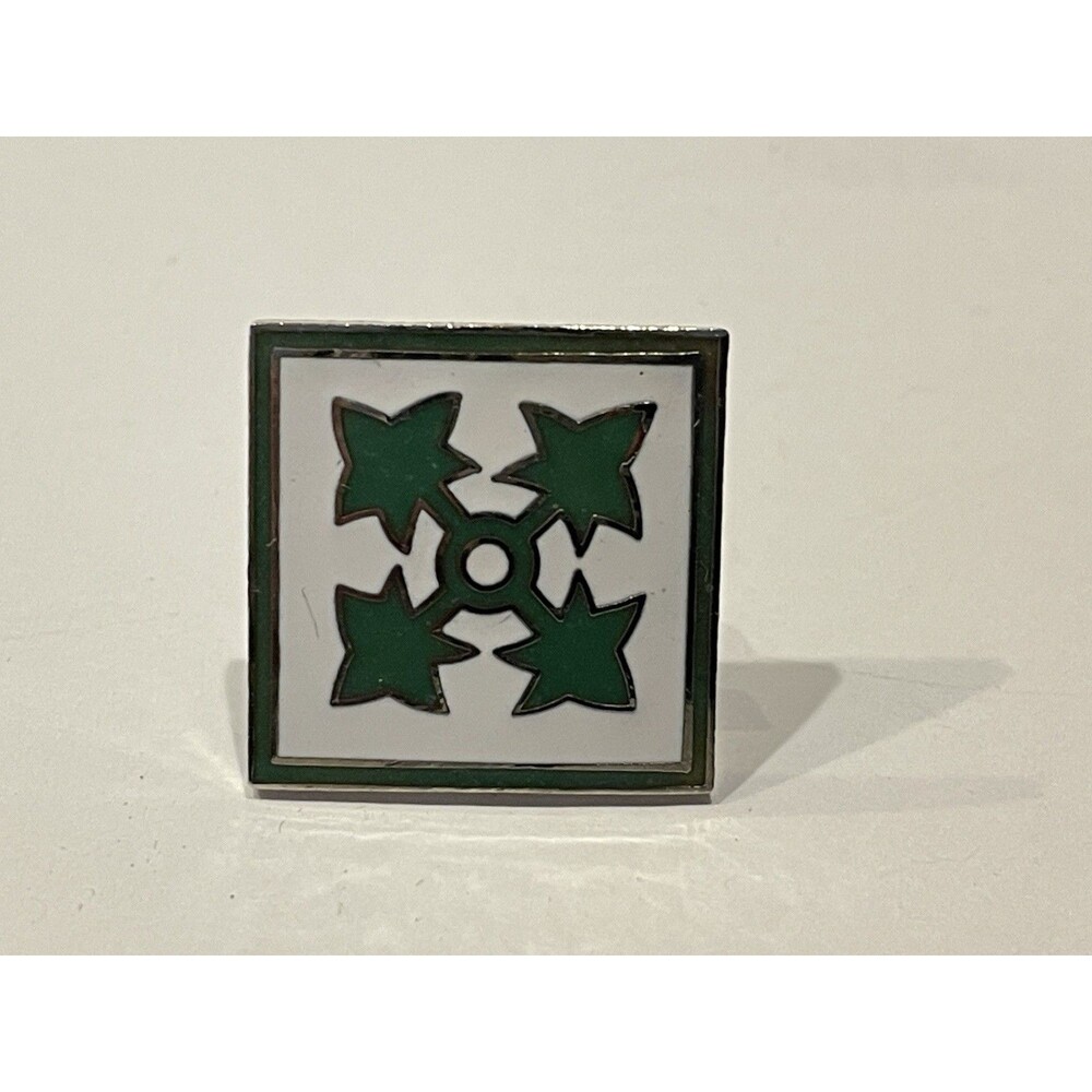 Vintage Military Pin U.S. Army 4th Infantry Division  PIN  B1+   B2-2